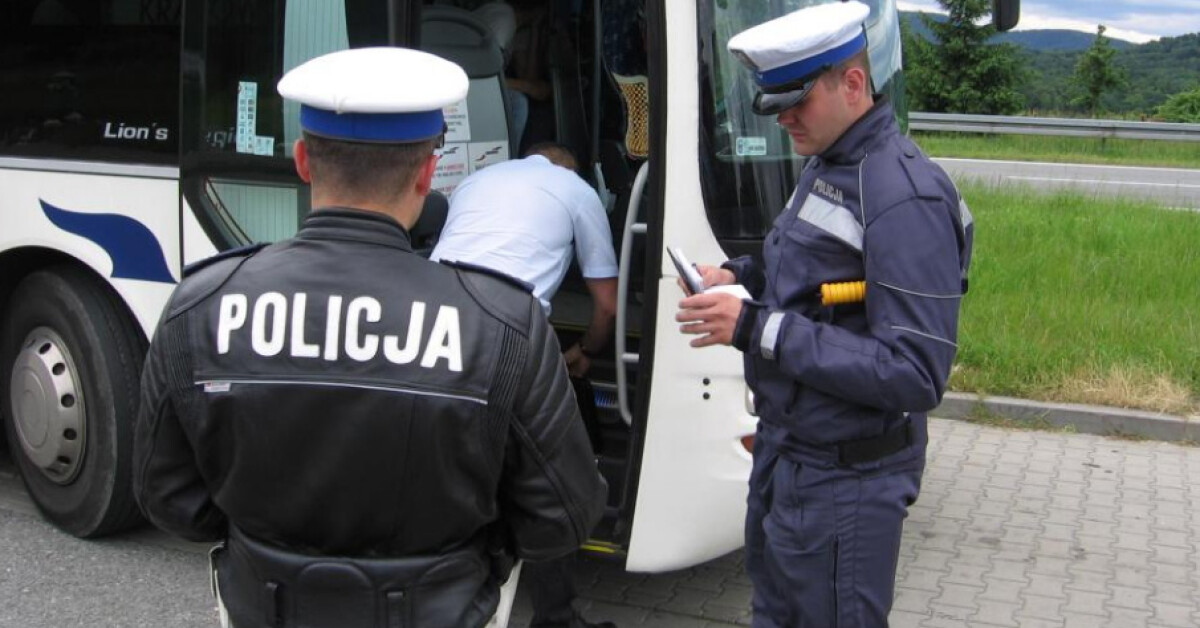 Policja kontroluje autokary przewożące dzieci