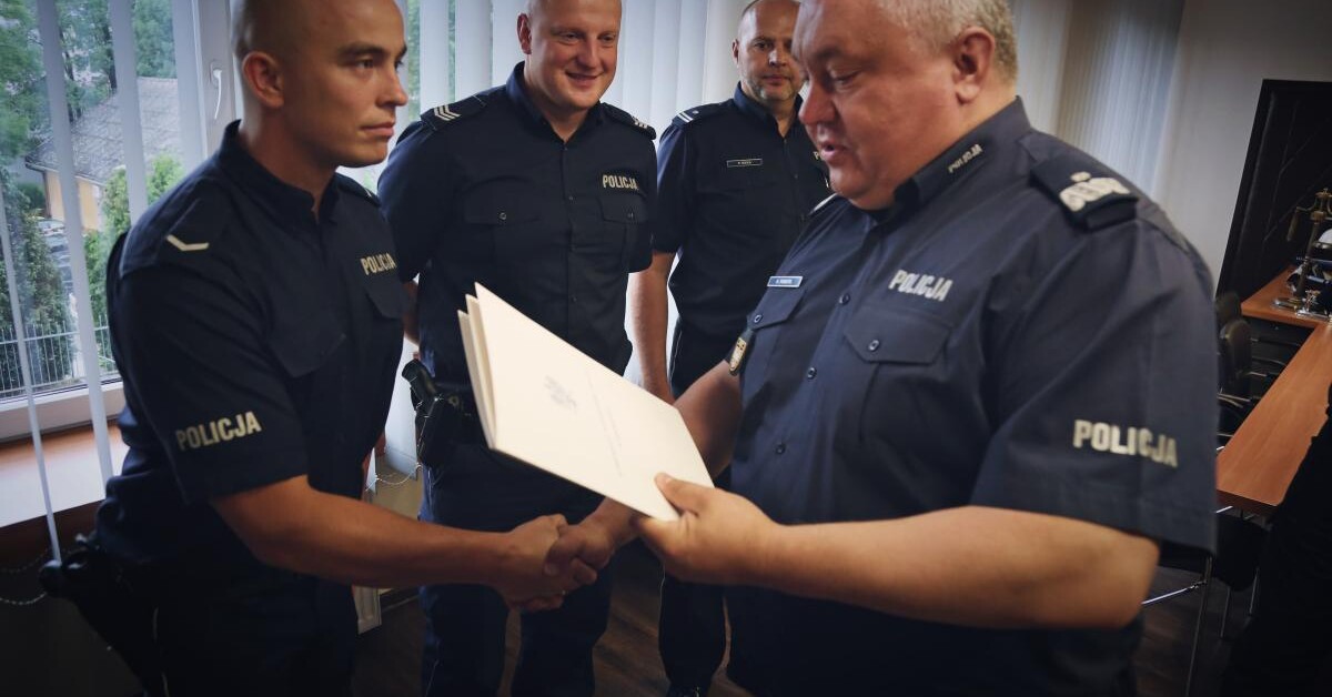 Policjanci odebrali nagrody za bohaterską postawę podczas wypadku w Tenczynie