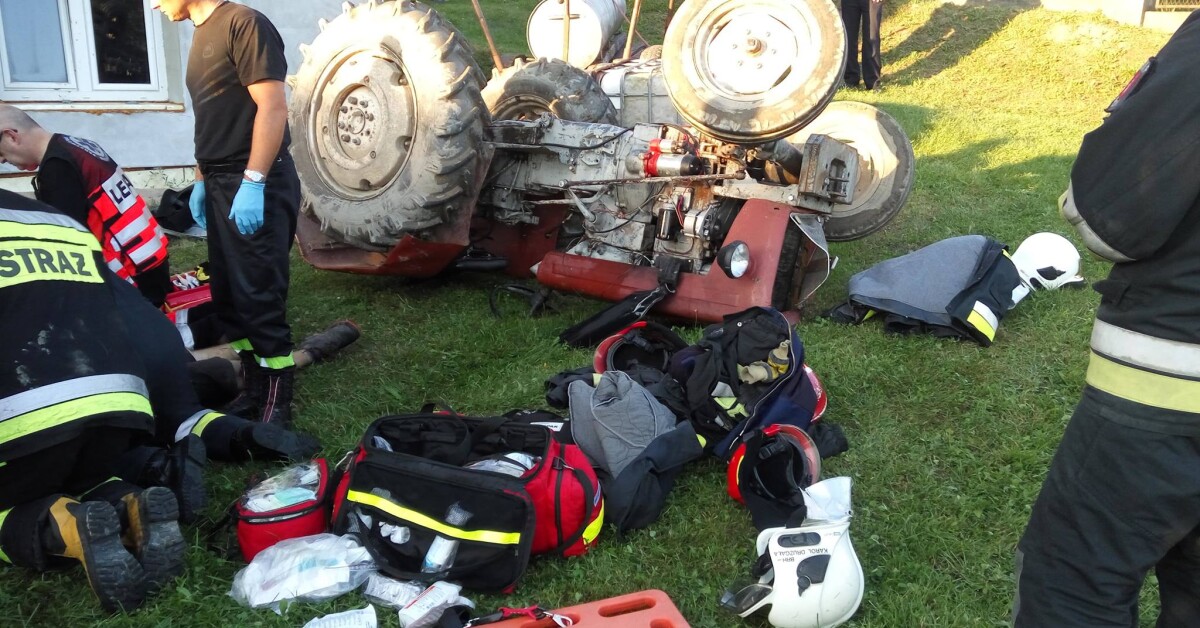 Trzebunia: Mężczyznę przygniecionego przez traktor uratowali strażacy z OSP