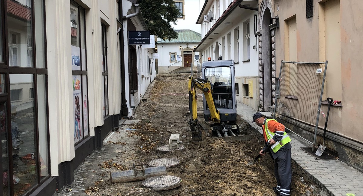Myślenice: Ruszyły prace nad rewitalizacją centrum. Trwa remont alejek wokół kościoła