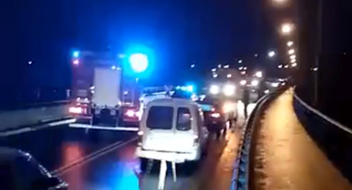 Karambol na wiadukcie. Zderzyło się 12 samochodów. Droga zablokowana