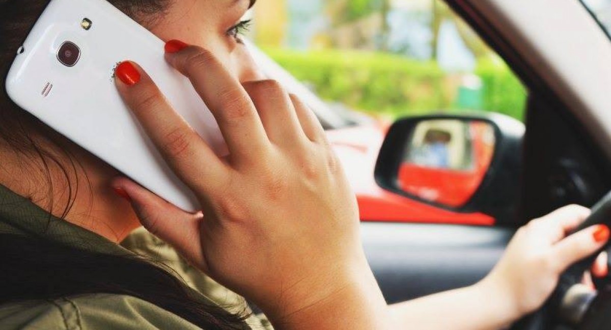 Lubisz rozmawiać przez telefon prowadząc samochód? Szanse na mandat rosną