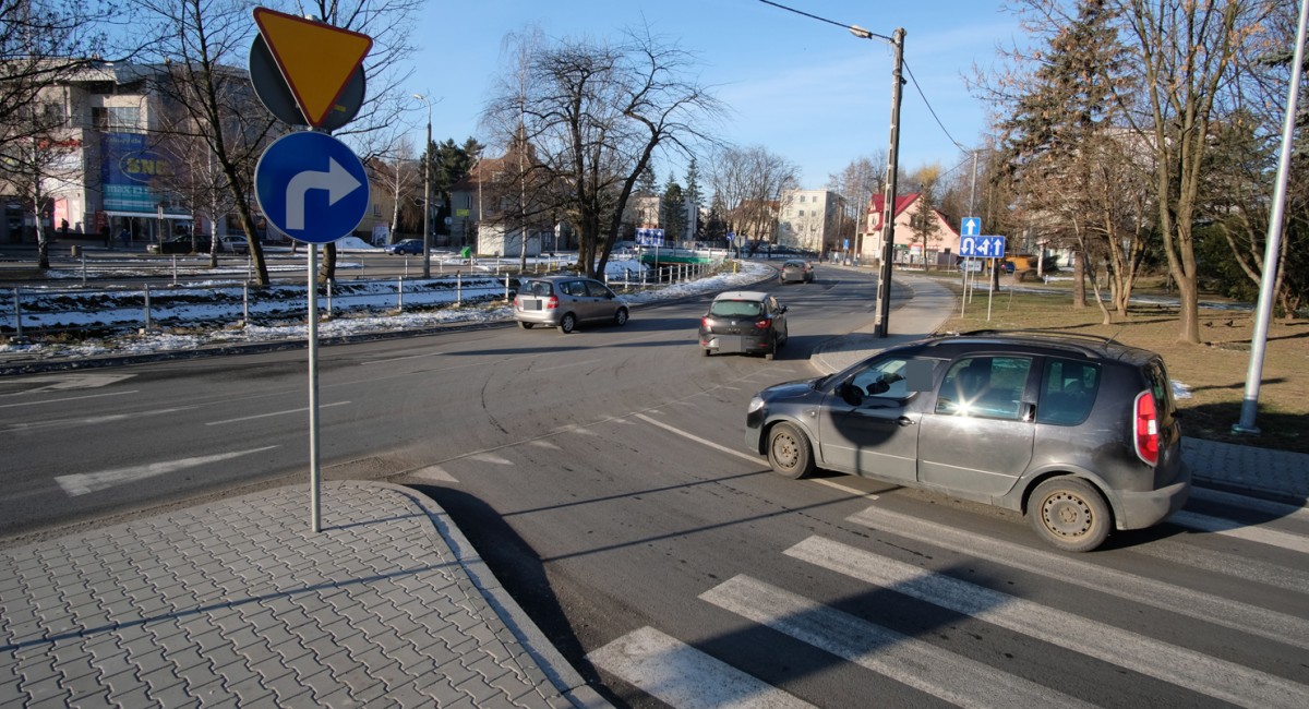 Pytacie jak pokonać to skrzyżowanie. Policja odpowiada, ekspert radzi domalować pasy prowadzące