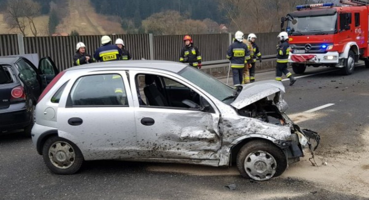 Wypadek na Zakopiance: Trzy osoby, w tym dziecko trafiły do szpitala