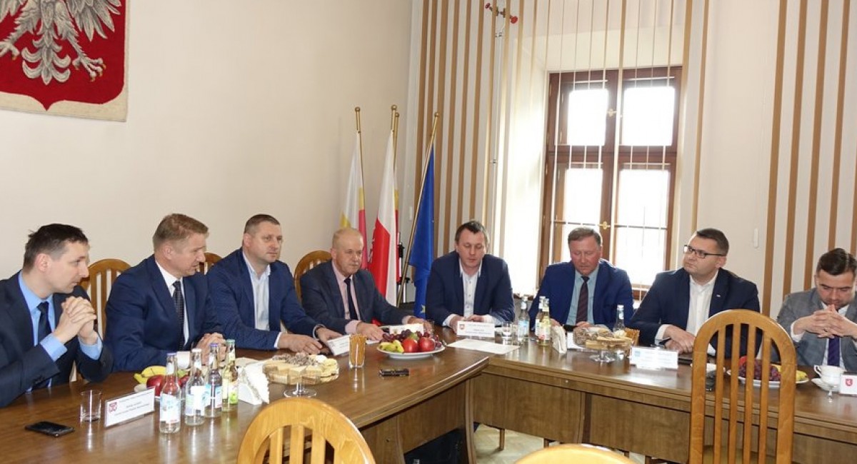 Raciechowice na skraju bankructwa. Czy pozostałe gminy powinny je ratować?