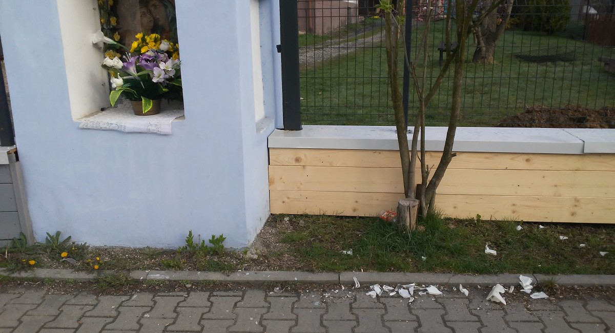 Na Górnym Przedmieściu nie ma świętości. Ktoś regularnie demoluje ozdoby przy kapliczce
