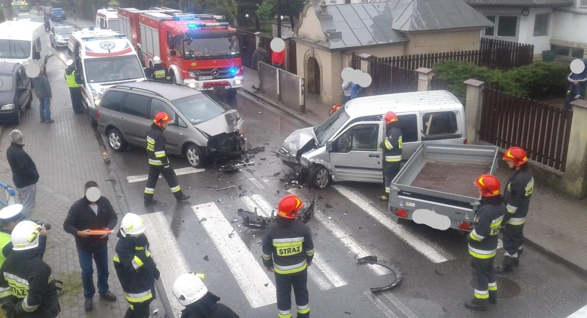 Czołówka na Górnym Przedmieściu. Droga zablokowana, dwie osoby poszkodowane