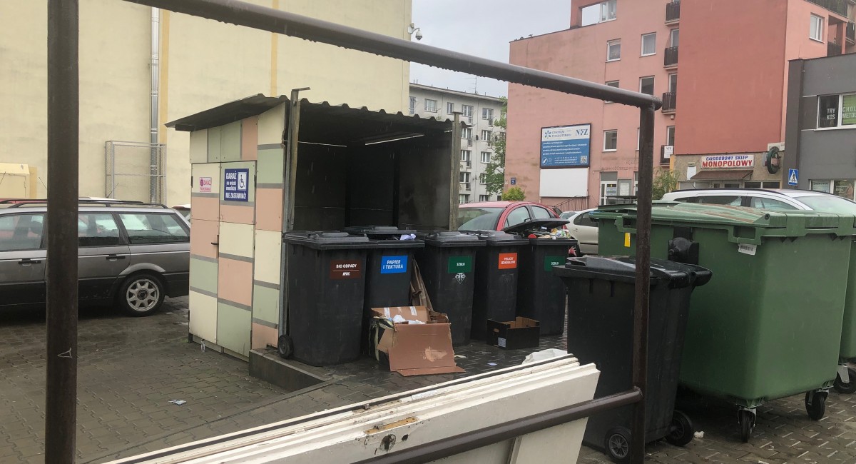 Zamiast postawić nową altanę, obcięto spaloną część i dostawiono kosze