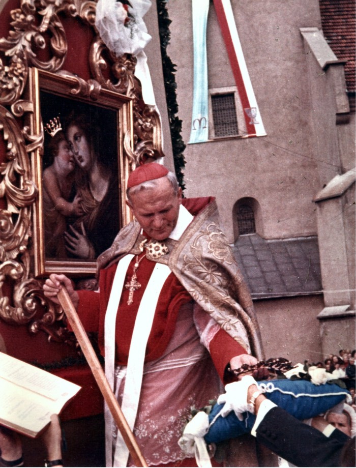 Koronacji wizerunku Matki Bożej w Myślenicach 4 sierpnia 1969 roku dokonał ks. kardynał Karol Wojtyła, fot. Karol Harędziński.