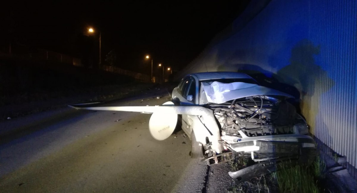 Wjechał w latarnie, złamał ją, skasował auto i... zniknął