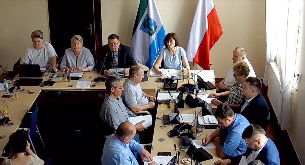 Radni KW Macieja Ostrowskiego i Bez Układów przekładają sesję. „To jest cyrk” - komentują radni PiS