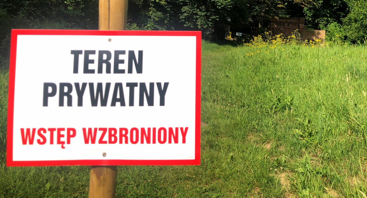 Wstęp na studzienki i do kapliczki zagrodzony