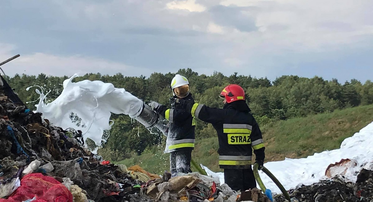 Pożar śmieci na terenie Zakładu Utylizacji Odpadów. Hydranty były niesprawne. Strażacy dowozili wodę