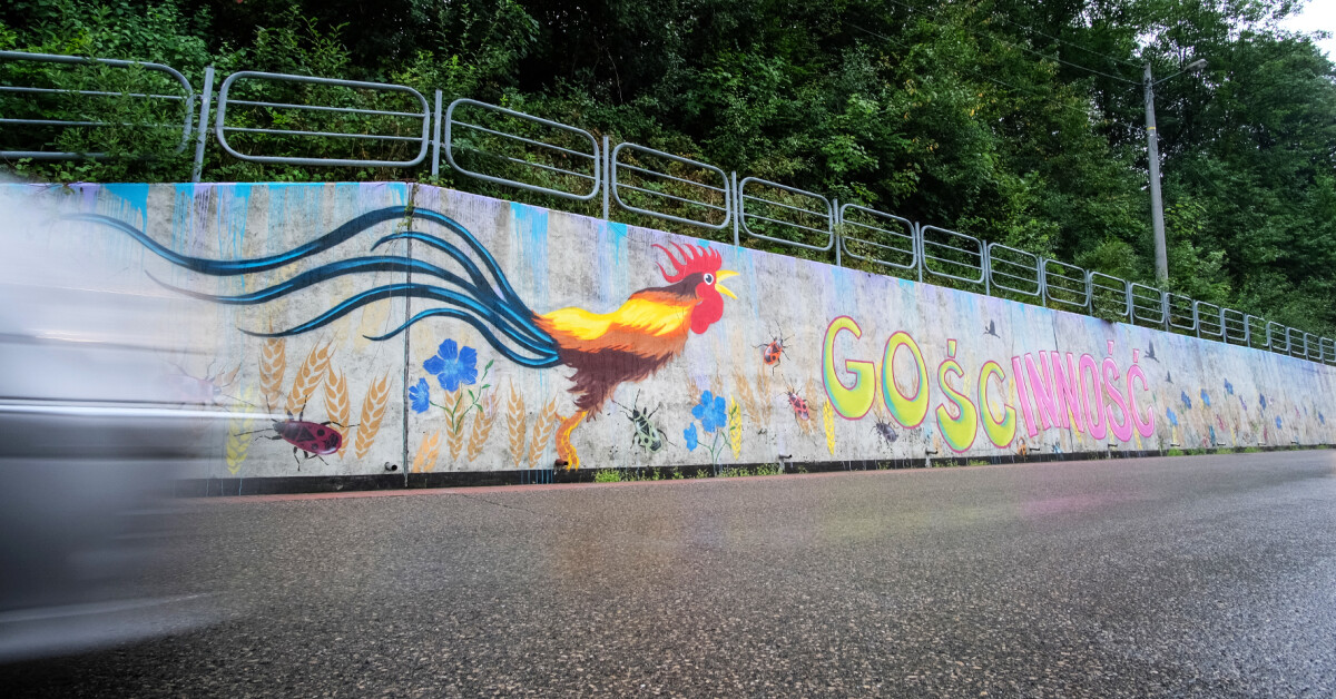 Proboszczowi nie podoba się mural z kogutem. Symbolizuje wieś, czy nawiązuje do ideologii LGBT?