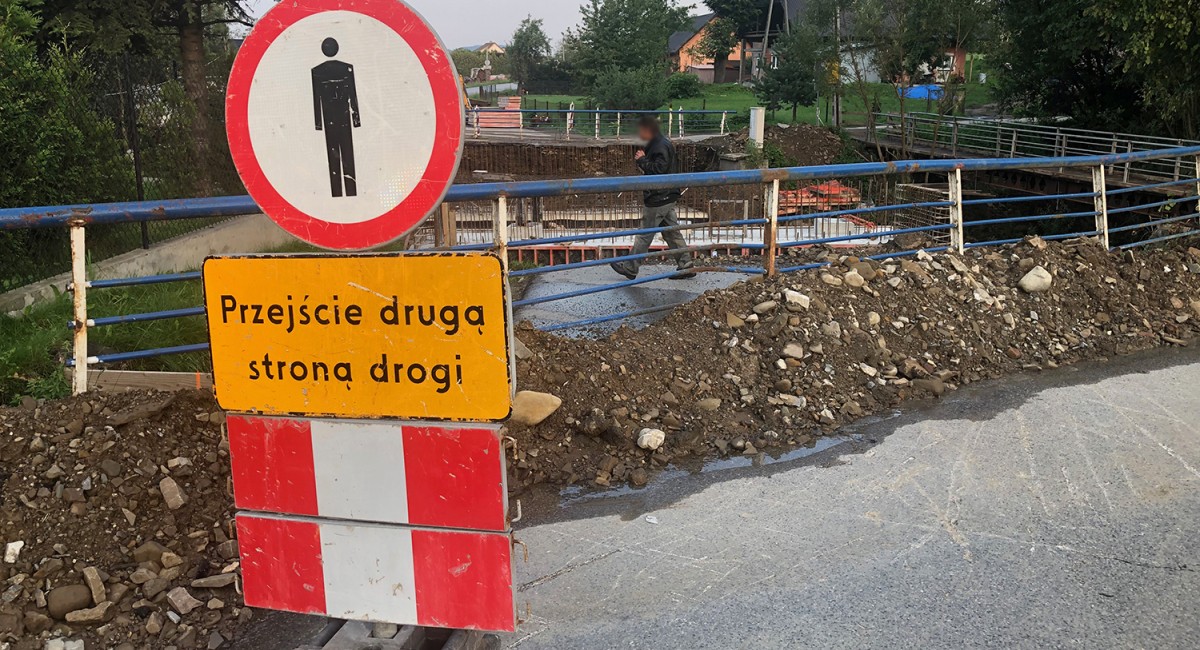 Zamknięty most w Jasienicy. Z Myślenic do Sułkowic tylko przez Jawornik i Rudnik