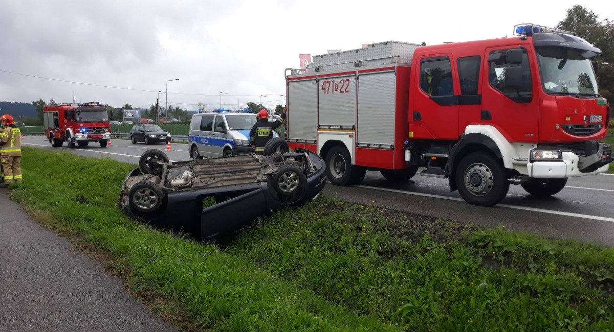 Dachowanie na Zakopiance zakończyło się w rowie. Jedna osoba trafiła do szpitala