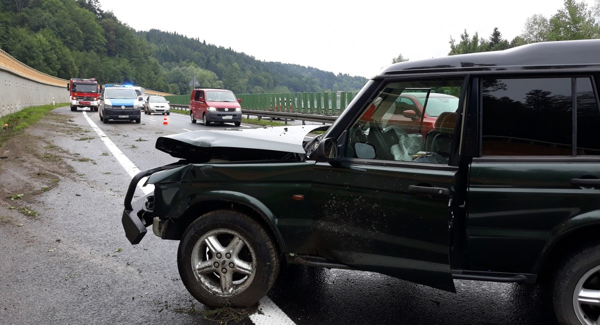 Terenówka kontra betonowa ściana. Dwie osoby ranne