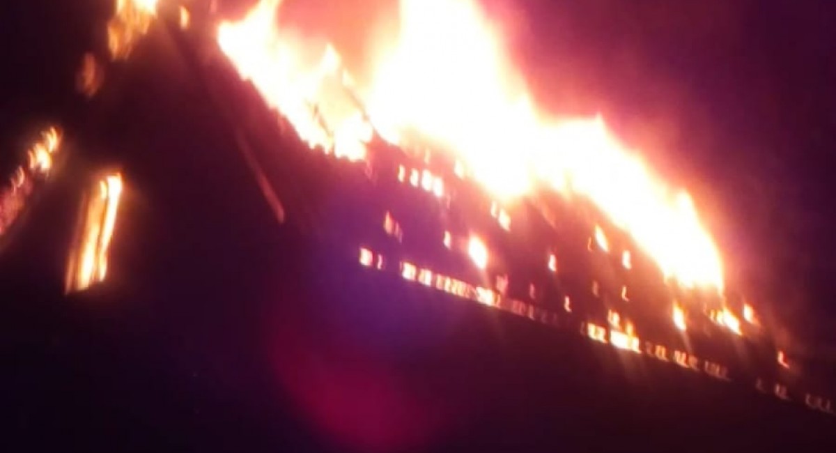 Burza z gradem przeszła nad powiatem. Efekt? Pożar domu i zalane piwnice