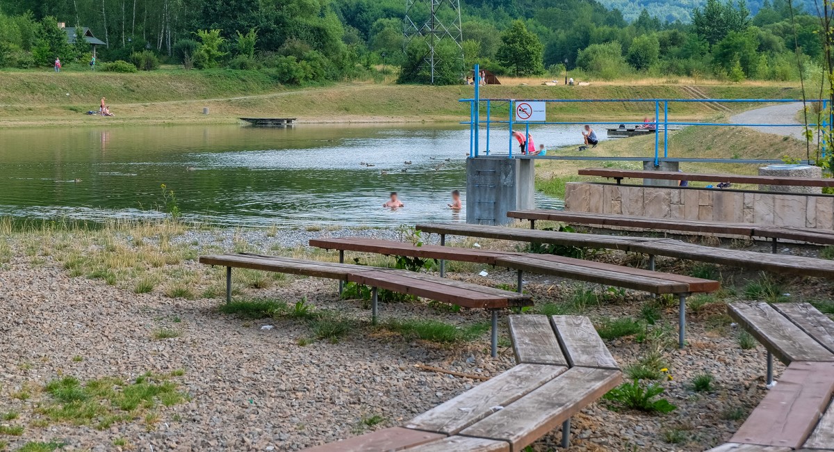 Kolejne lato bez zalewu. Brakuje pieniędzy na reaktywację zbiornika, a remontowane ławki są niszczone na bieżąco