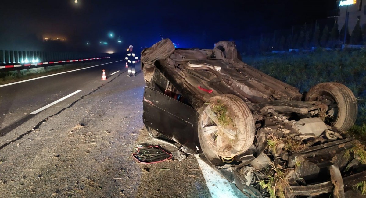 Trzy zderzenia z barierami i nocne dachowanie w Głogoczowie