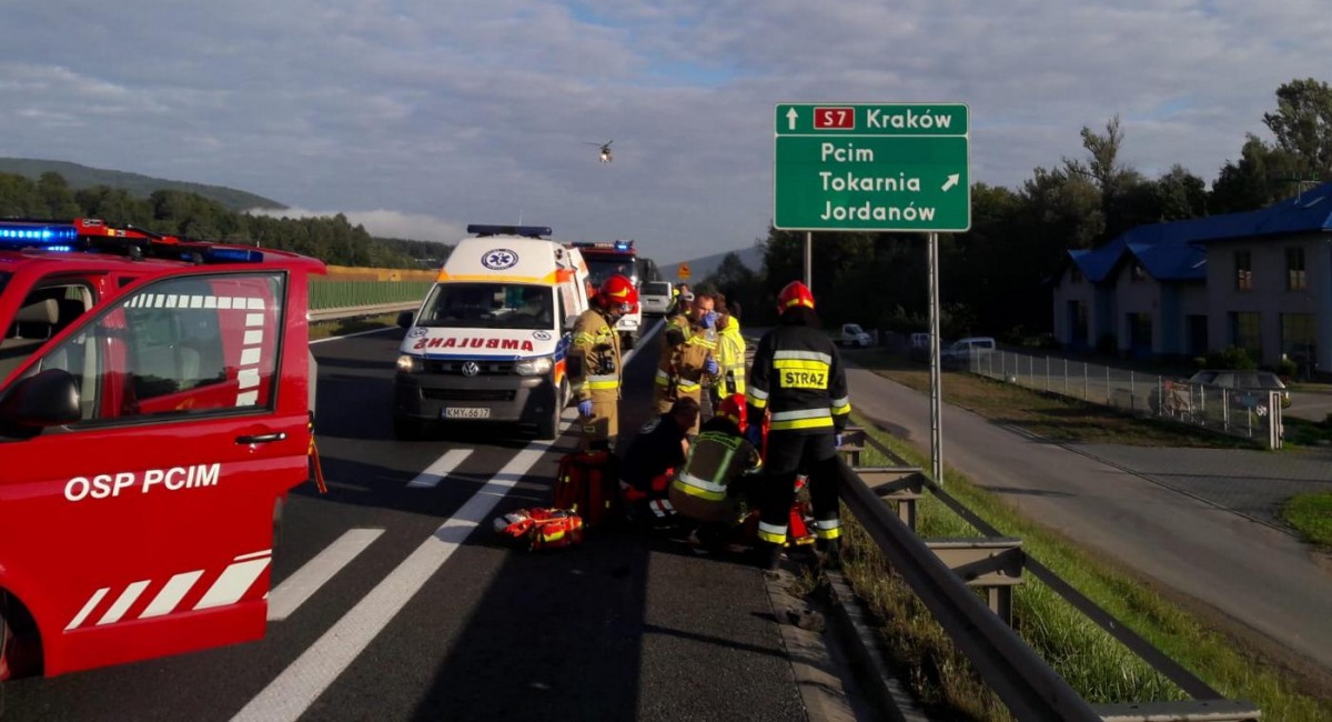Powiedział coś, wychylił się przez drzwi... i wypadł z auta na Zakopiankę