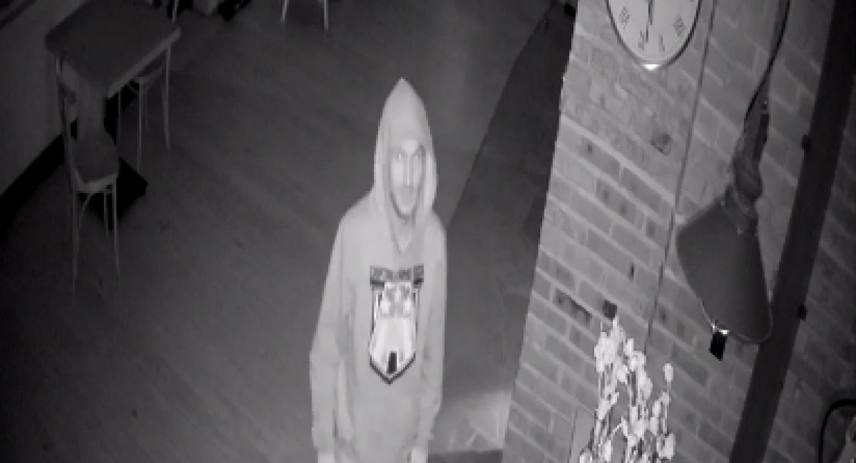 Poznajesz go? Włamał się do restauracji, teraz szuka go policja