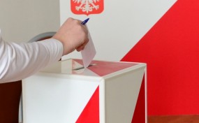 Wybory wygrywa PiS. Ma samodzielną większość i do Sejmu wprowadzi 235 posłów