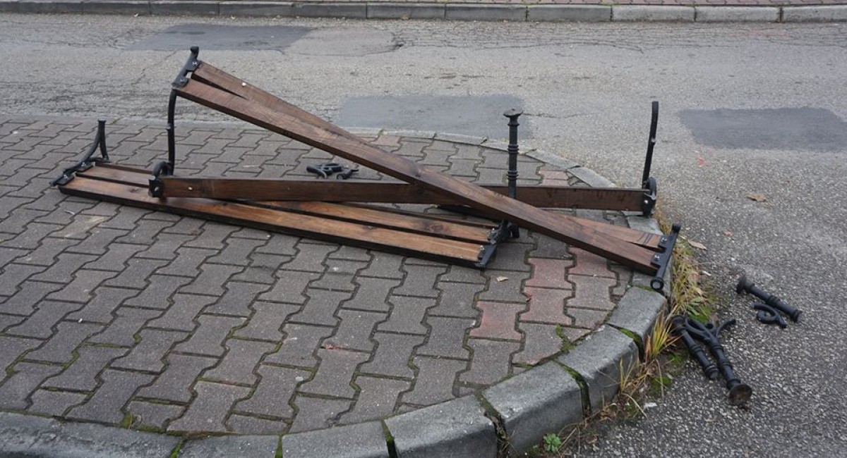Wandale nie odpuszczają. Tym razem zniszczyli ławkę w Rynku