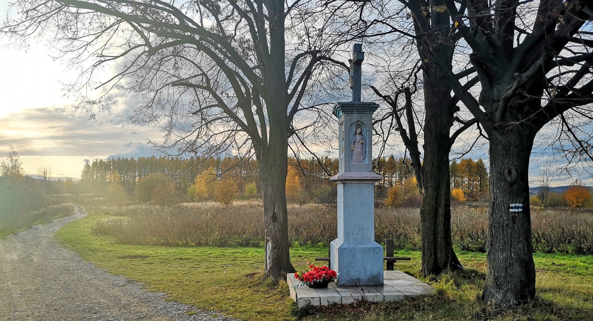 Radny apeluje o kosz przy kapliczce. Burmistrz obawia się kradzieży