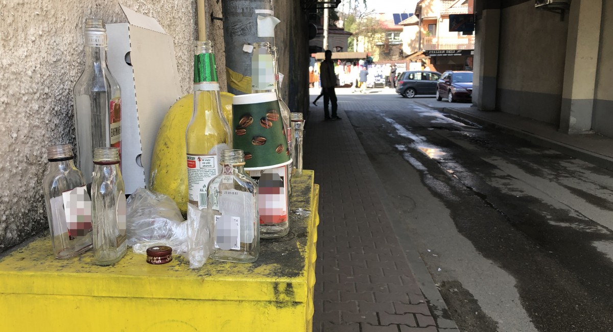 Rośnie sprzedaż „małpek” z mocnym alkoholem. Samorządy apelują o wprowadzenie ograniczeń