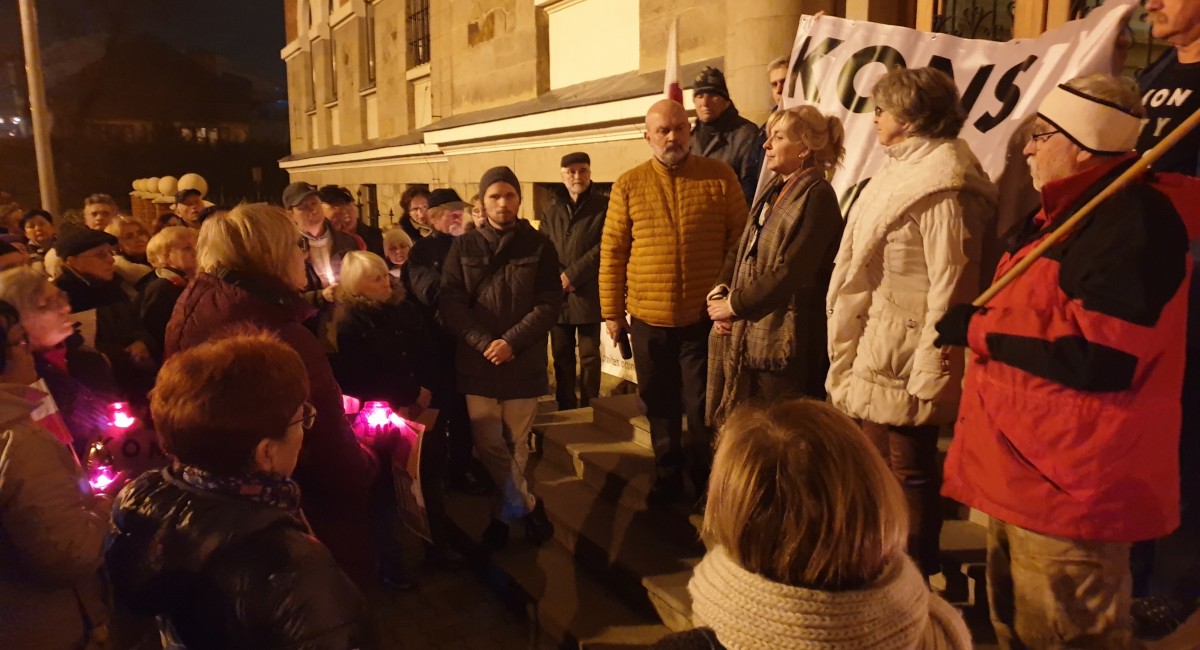 Ponad sto osób manifestowało w obronie niezawisłości sędziów