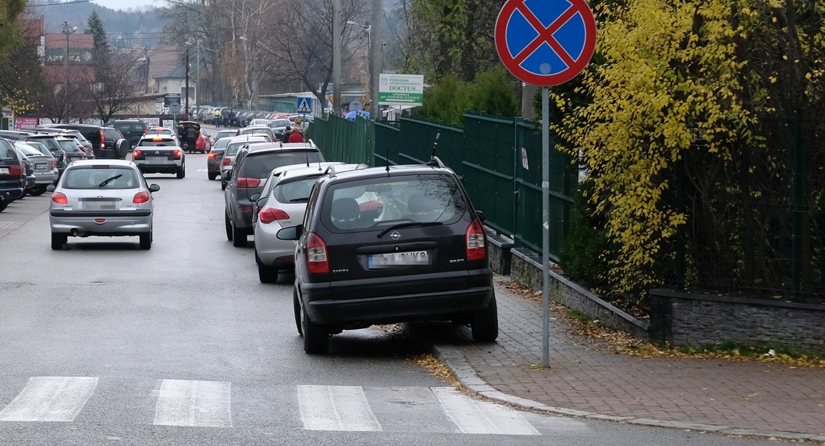 Parkują na zakazie i do tego na chodniku? Mirosław Fita: „Postawmy tam paliki”