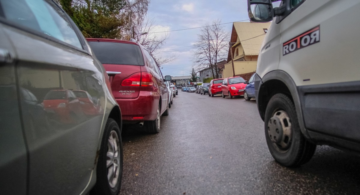 Mieszkańcy protestują. Zawieszona decyzja o parkomatach na ul. Armii Krajowej