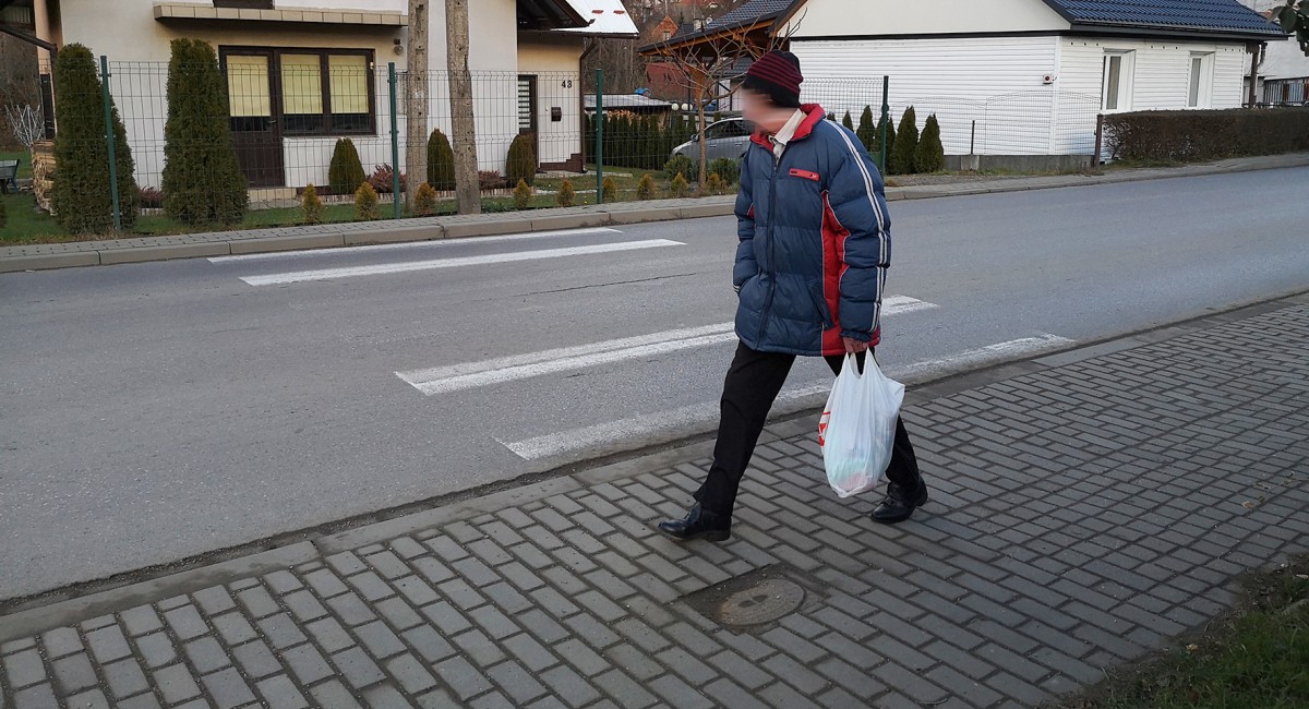Przejście tak jakby jest, ale... od 3 lat go nie ma. Zostanie zamalowane