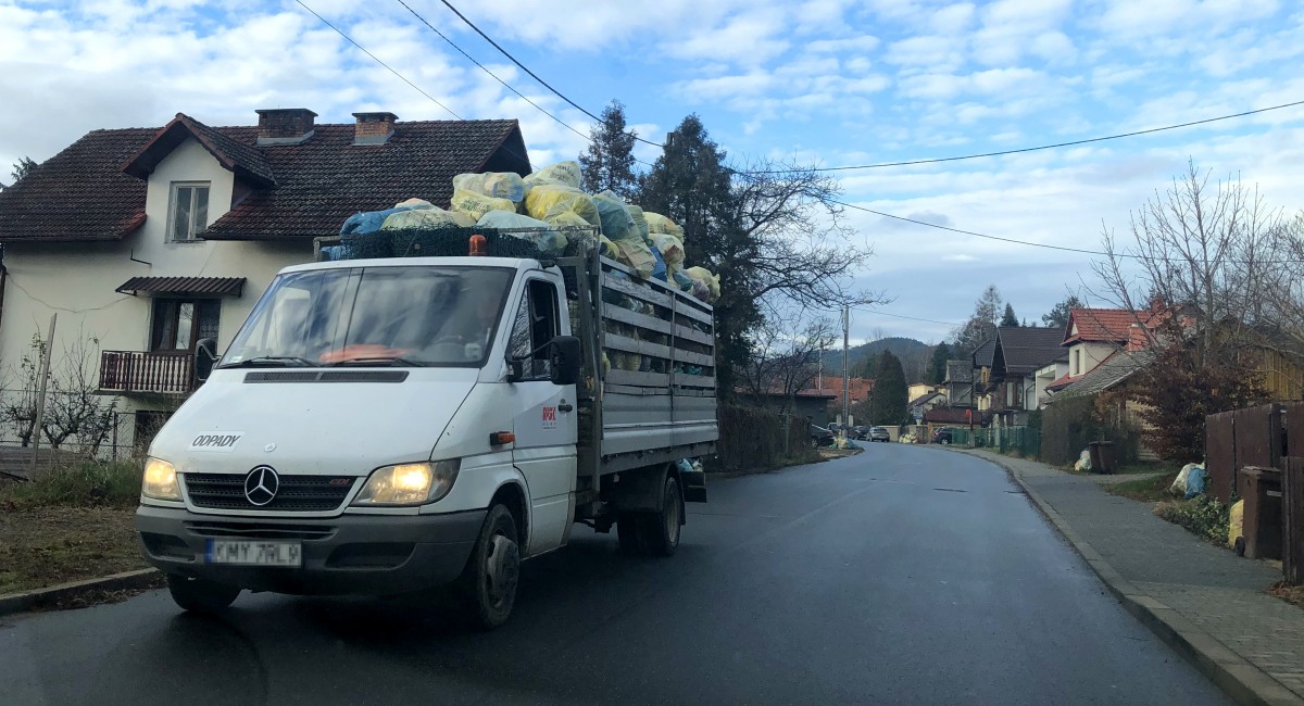 ŚMIECI DROŻEJĄ. Burmistrz tłumaczy dlaczego, a opozycja przypomina mu obietnice wyborcze