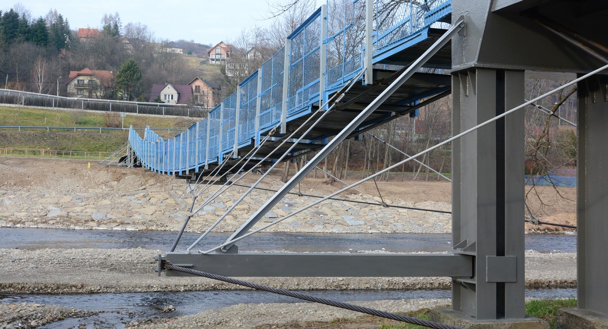 Zarabie: Kładka wisząca nad Rabą przeszła remont