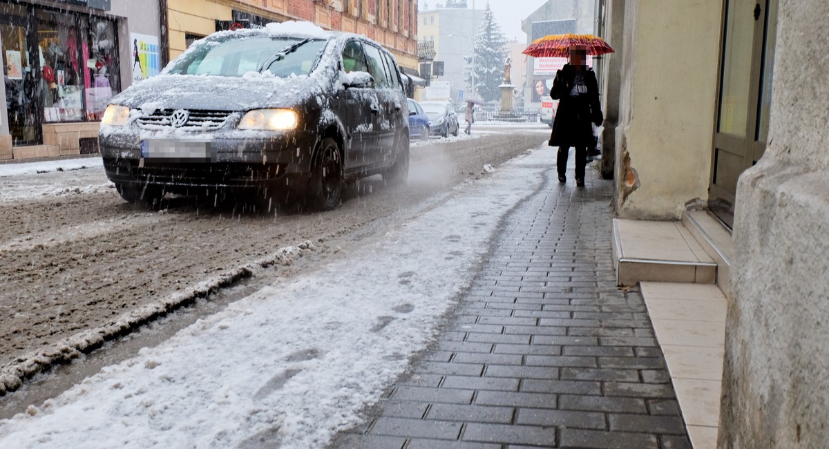 Spadł pierwszy śnieg: Zobacz kto odśnieża drogi w twojej miejscowości