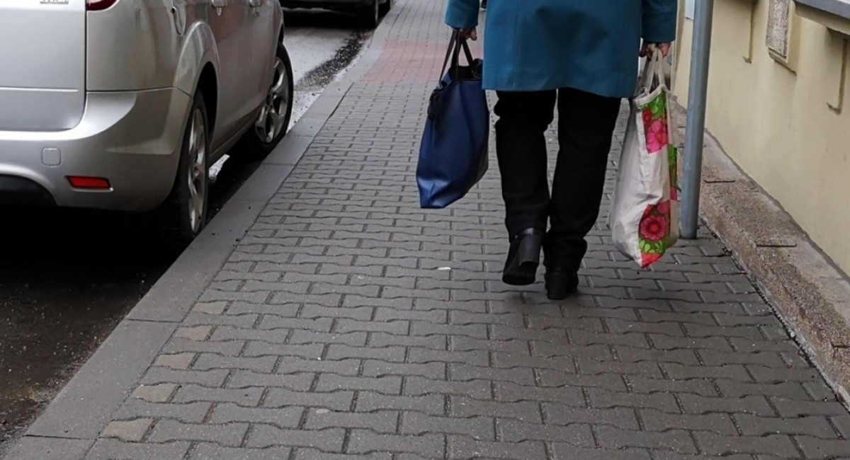 Radny pyta dlaczego gminy powinny dzielić się ze starostwem kosztami budowy chodników przy drogach powiatowych?