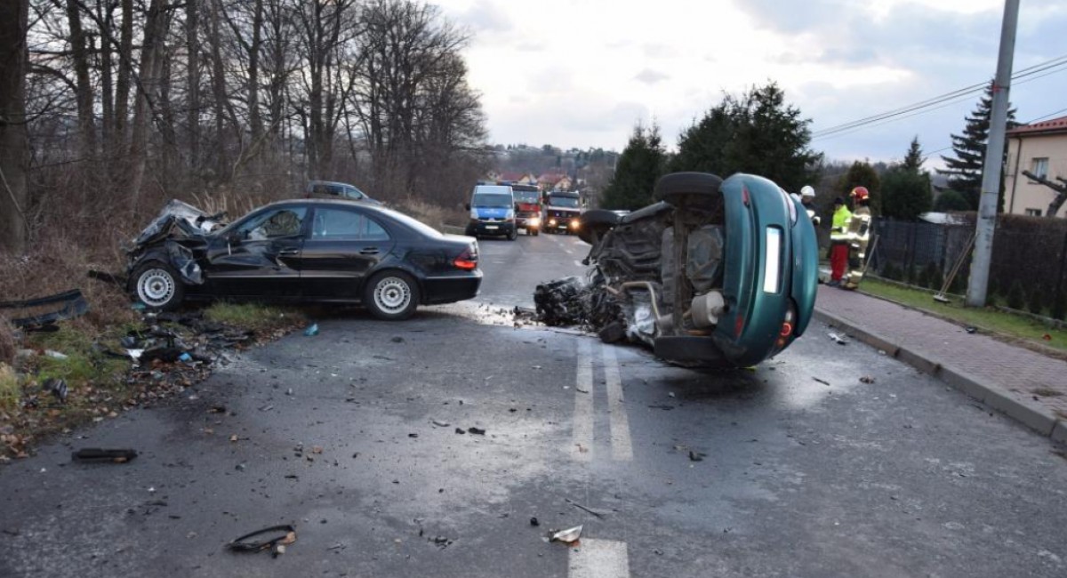 „Stracił panowanie nad samochodem”. Dwie osoby nie żyją