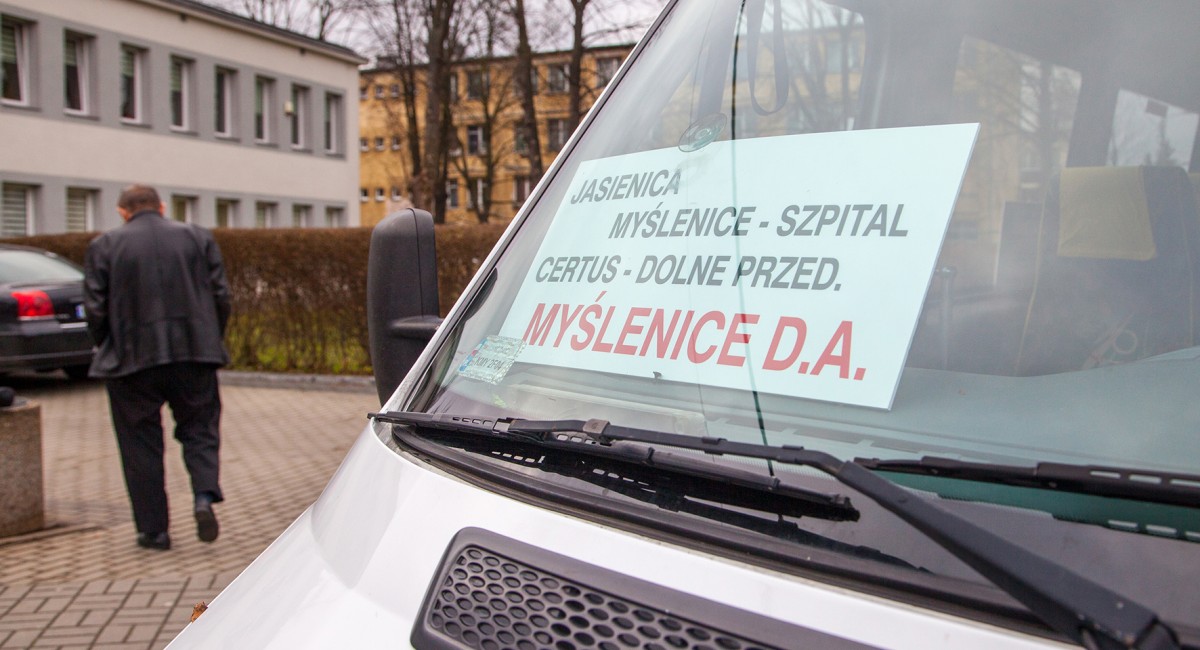 Minął miesiąc od uruchomienia linii miejskiej. Na przystankach nadal brakuje rozkładów
