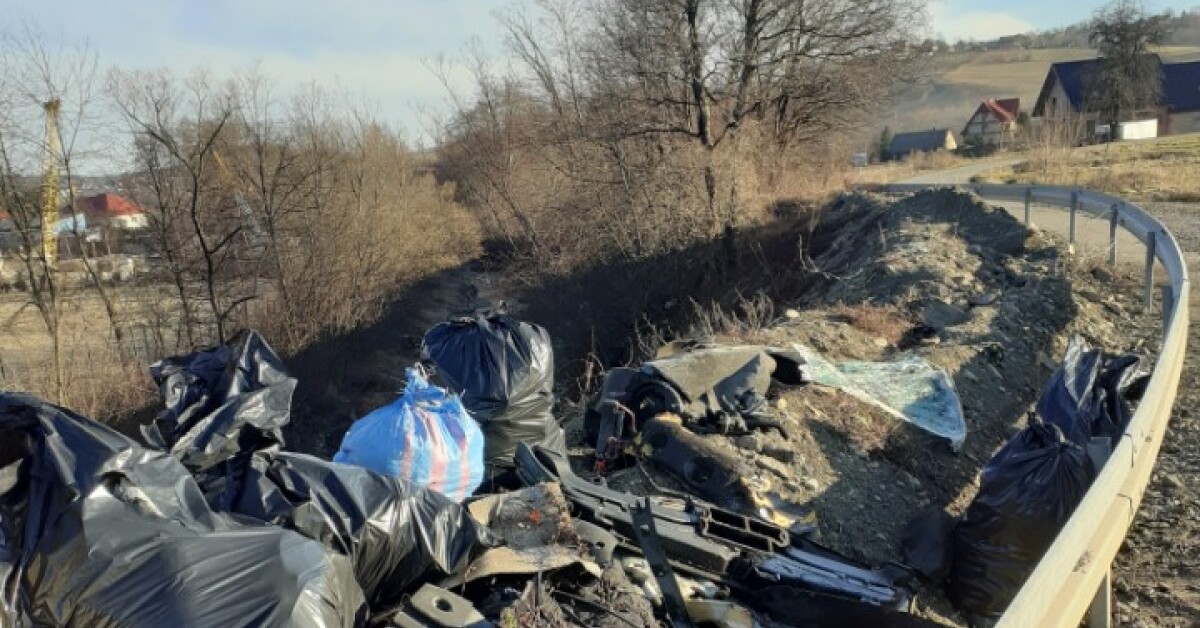 Śmieci lądują przy drodze i w rzece