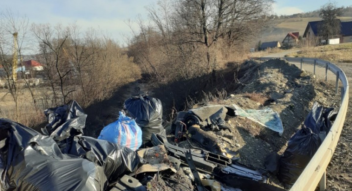 Śmieci lądują przy drodze i w rzece
