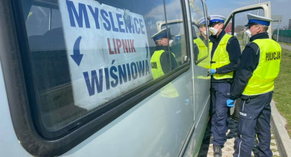 W busach zajęta powinna być maksymalnie połowa miejsc. Rządowe wytyczne sprawdza policja