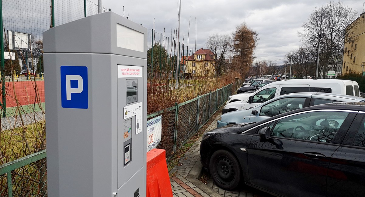 Koniec z parkowaniem za darmo. Przy ul. Szpitalnej stanęły parkomaty