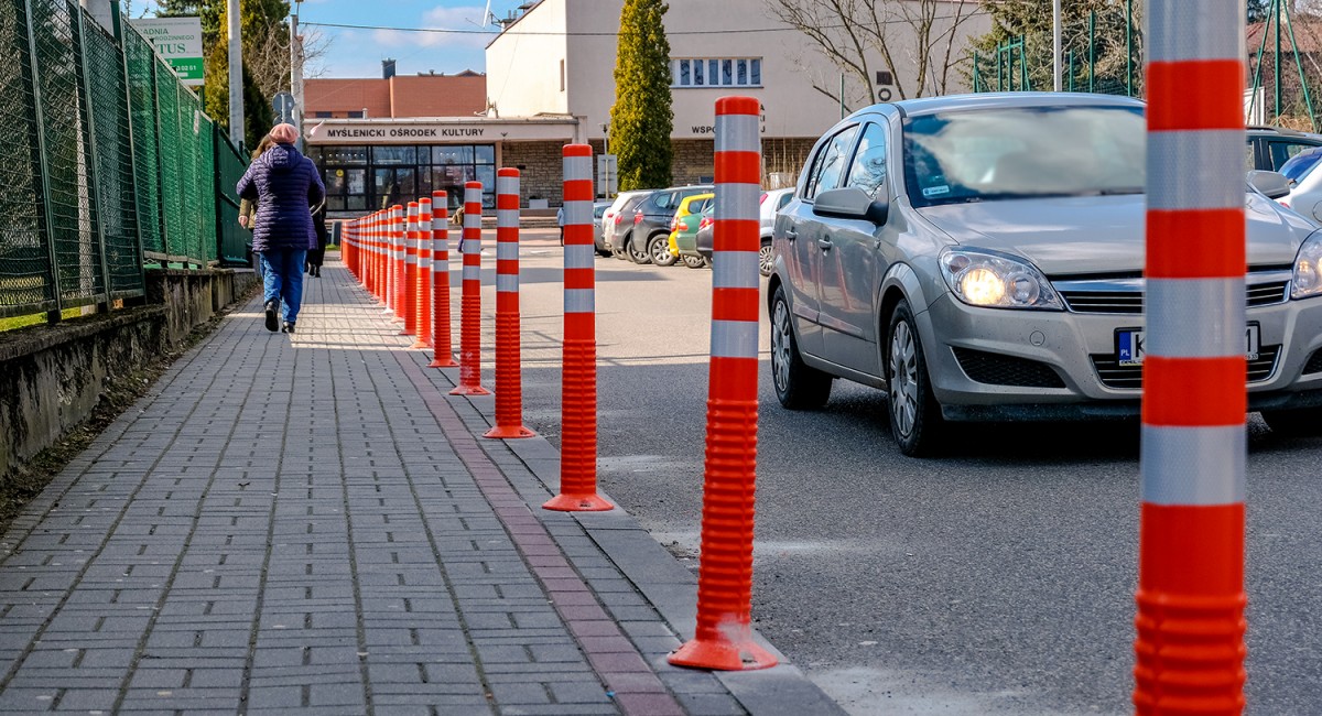 Na chodniku przy szpitalu nie zaparkujesz. Wjazdu blokują słupki