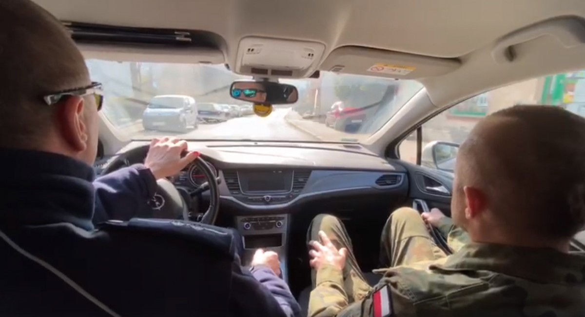 Policjanci patrolują drogi i emitują komunikat o "pozostaniu w domu"