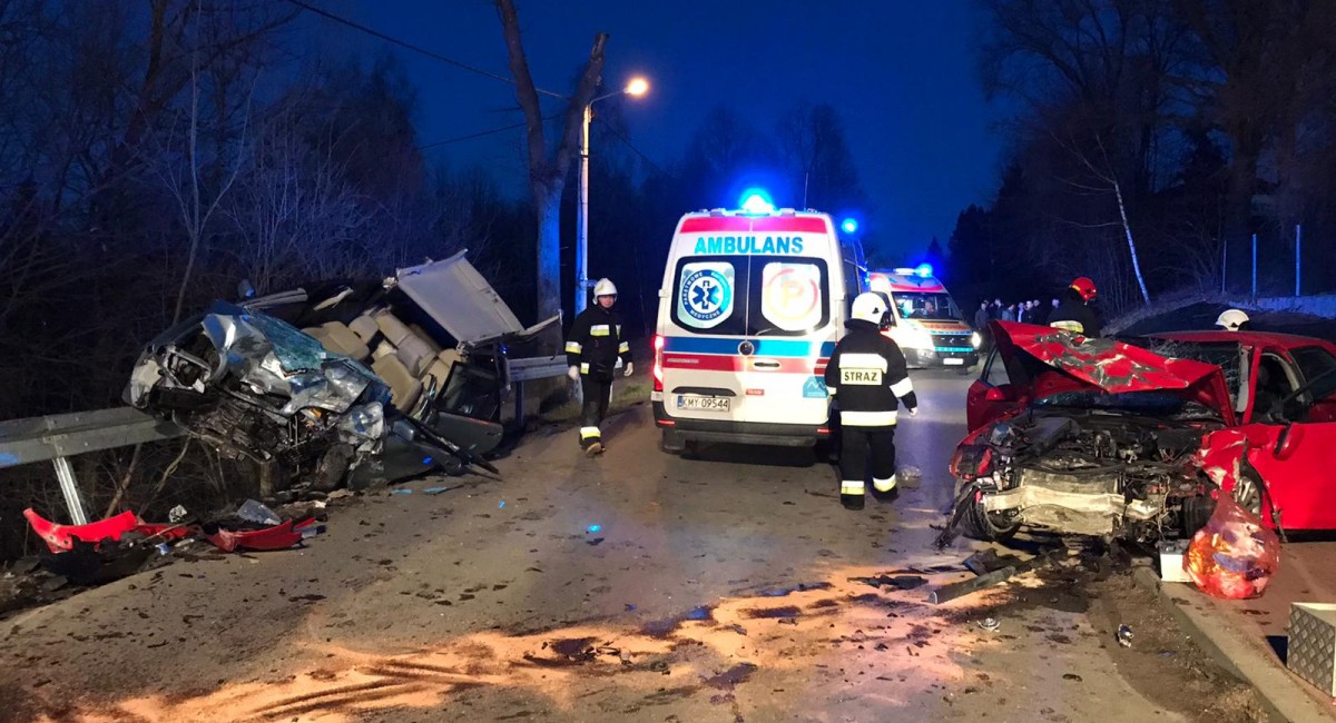 Czołówka w Zakliczynie. Z aut została miazga. 4 osoby poszkodowane