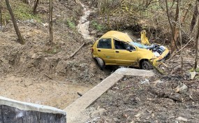 Po dachowaniu auto utknęło w potoku