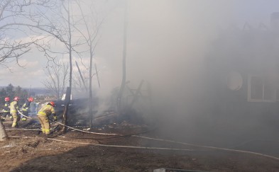Dom i stodoła stanęły w płomieniach. Strażacy robili co mogli