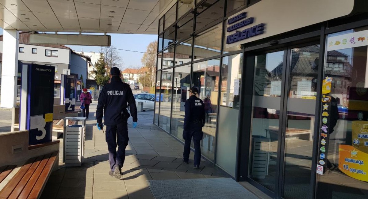 Na ulice wyszli policjanci, strażnicy miejscy i żołnierze. Nie tylko patrolują, ale też wypisują mandaty